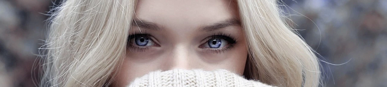 Frau mit strapazierten Haaren im Winter