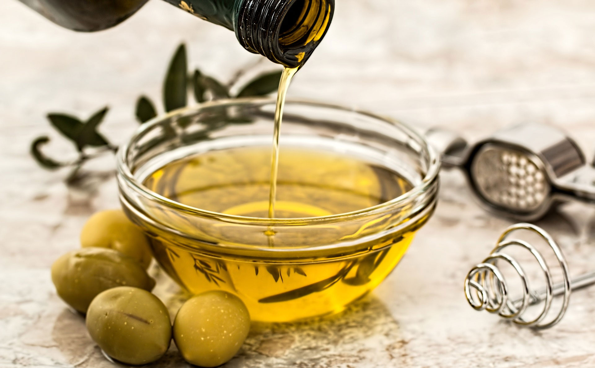 Goldenes Olivenöl – Sonnenverwöhnte Pflege für den Körper