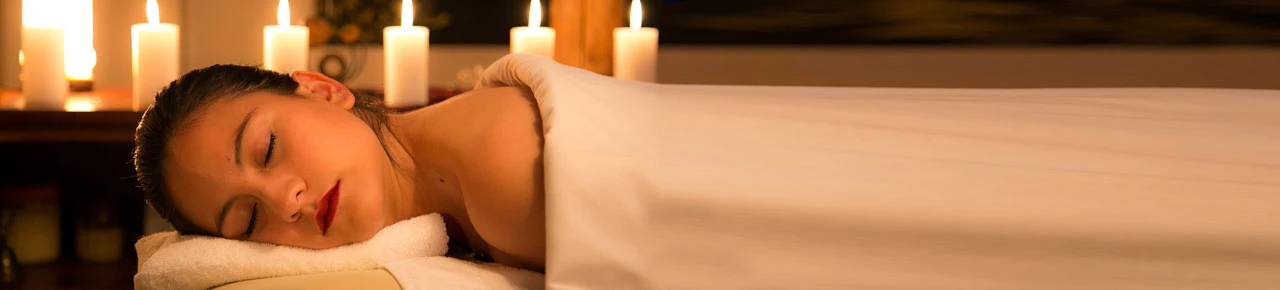 Frau genießt Massage mit Massageöl