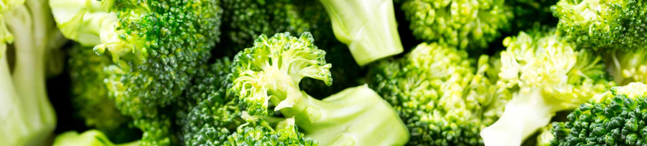 Eine Nahaufnahme von mehreren grünen Brokkoli-Röschen