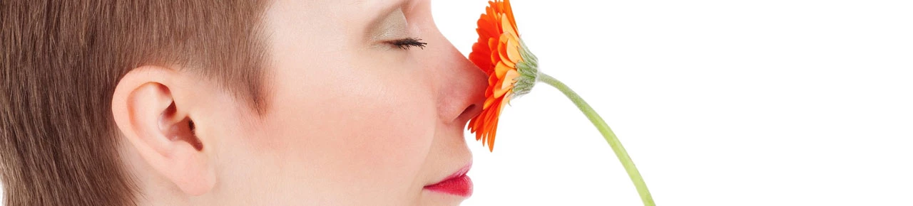 Frau riecht an duftender Blume Duft des Deos